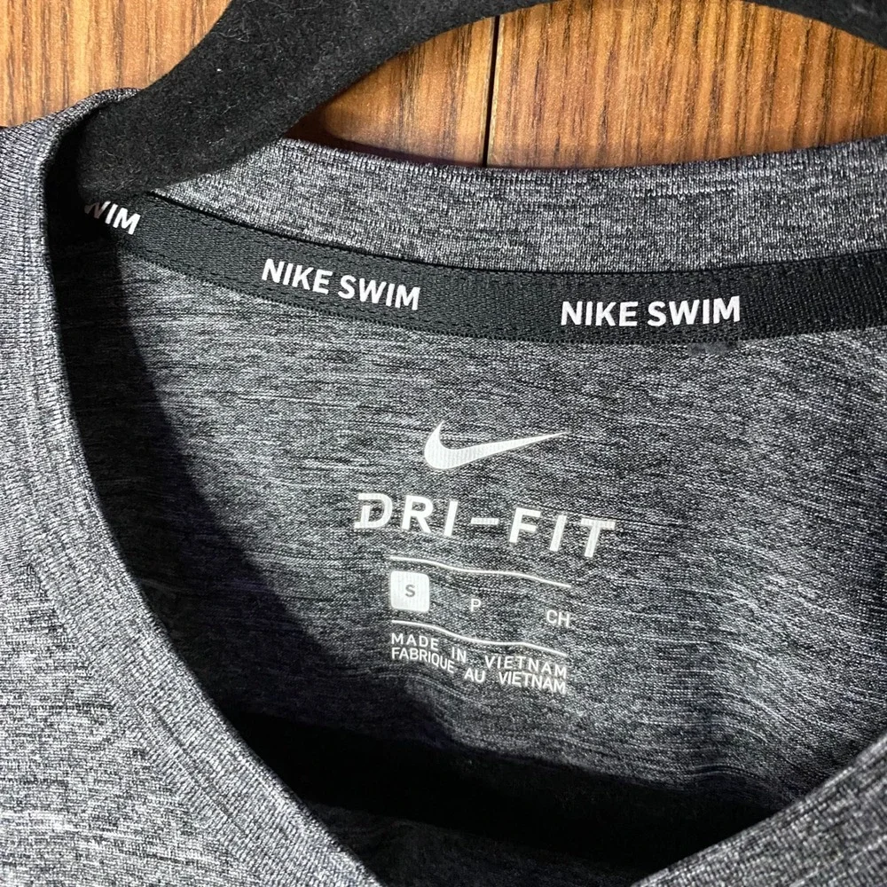 Nike Swim Rash Guard Mens Small Gray Dri-FIT UPF 40+ NESSA589 Short Sleeve Shirt